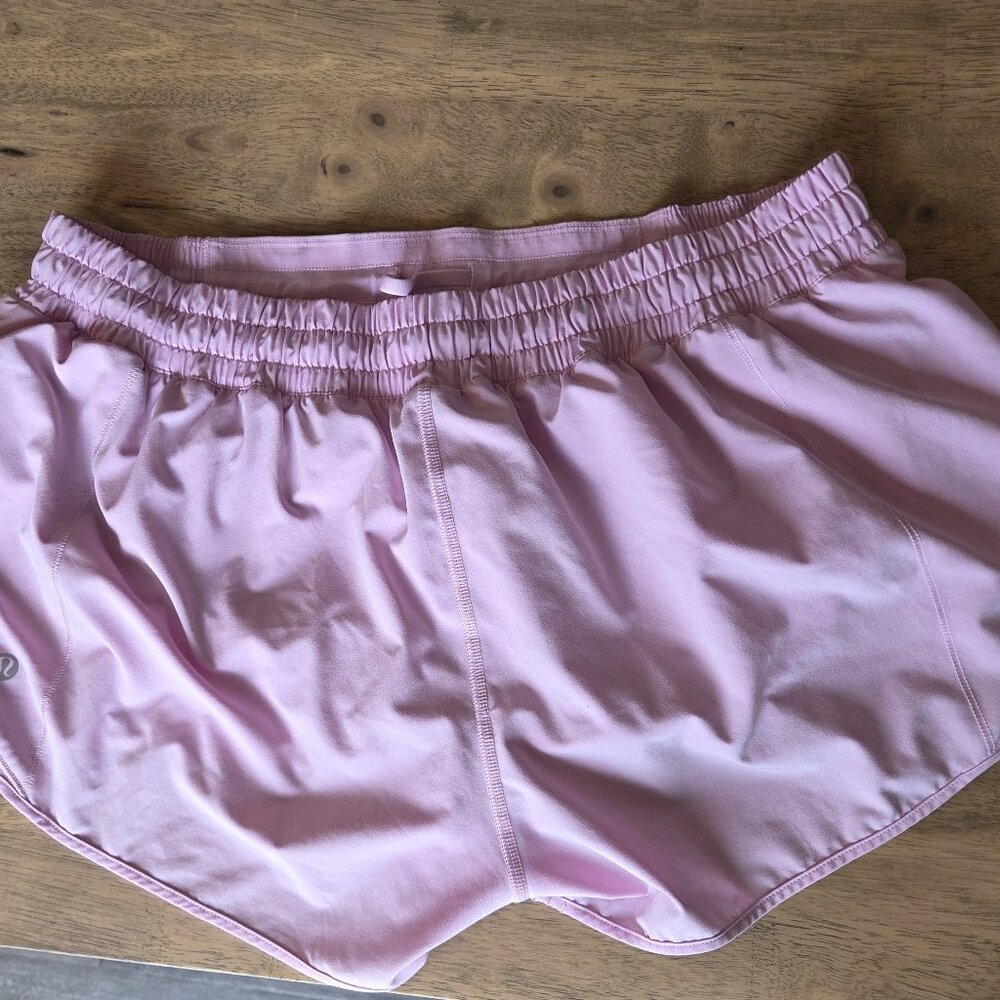 Lululemon Hotty Hot Short II 2.5" Lilac Quartz‎ Size 14